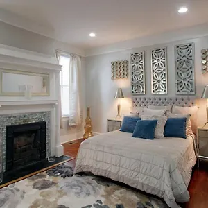 Huge 5 Bed, 5 Bath In Historic Downtown Bed & Breakfast Savannah